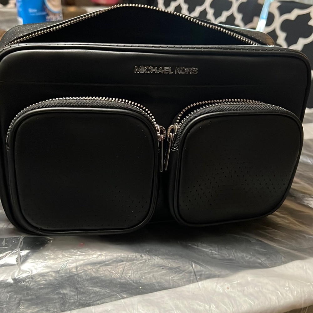 Ladies and gents this is a cute crossbody only used 1 time